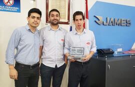colaboradores-de-james-se-congratulan-con-el-galardon-obtenido-en-el-top-de-marcas-de-la-construccion--03020000000-1779756.jpg