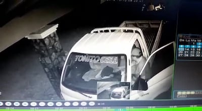 Momento en que la víctima fatal desciende de su vehículos, segundo antes de ser asesinado a tiro.