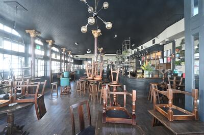 Las mesas y las sillas se ven apiladas a través de la ventana de un pub cerrado en Londres el 14 de abril de 2020, mientras Gran Bretaña continúa imponiendo un bloqueo destinado a frenar la propagación de COVID-19.