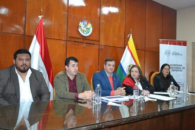 La ministra Fátima Morales (4º) y el gobernador  Carlos Arrechea (ANR) (3º).