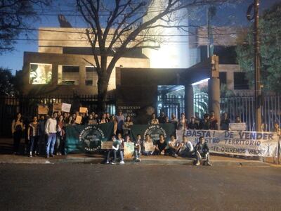 Un grupo de jóvenes es manifiesta frente a la Embajada de Brasil, en protesta por los incendios forestales en la Amazonia.