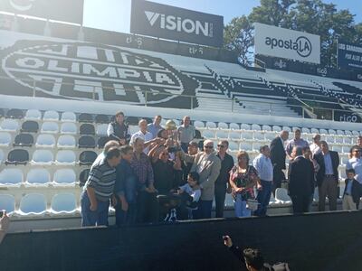 Los ídolos del 79 con la copa de Campeón del Mundo.
