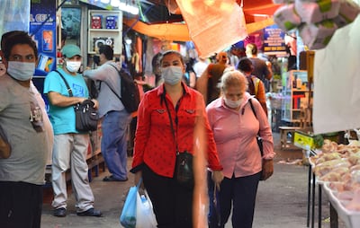 El Mercado Municipal N° 4 recibió ayer a muchos compradores y vendedores, se observa.