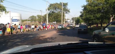 Una fila de miles de personas en la central de Petropar en Villa Elisa. La actuación de la ciudadanía obligó a suspender la entrega gratuita de alcohol.