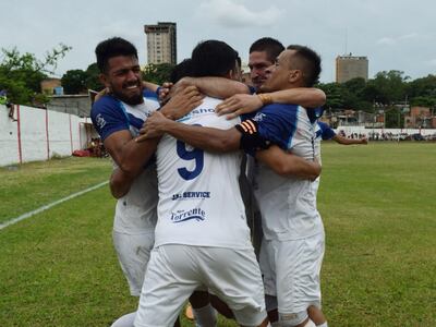 El festejo del campeonato en el torneo de la Primera División B de los futbolistas del Sportivo Ameliano, que este año se alistaba a jugar el certamen de la División Intermedia.