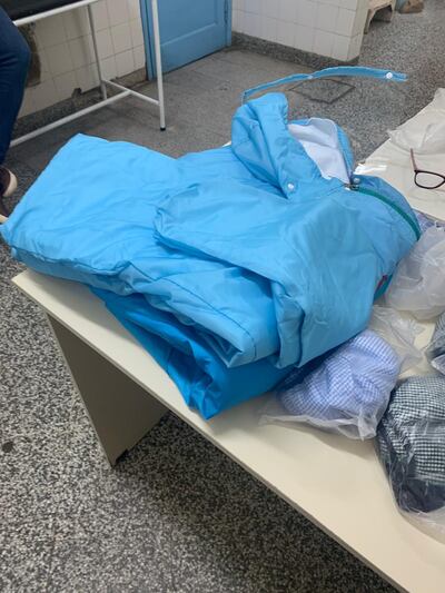 Trajes de seguridad y tapabocas donados al hospital de Ñemby.