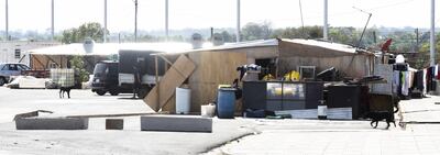 Uno de los estacionamientos ocupados. Los damnificados tienen autos y hasta tv paga.