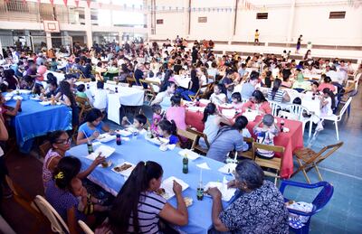 Comilona por el Día de los Pobres.