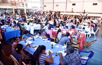 Comilona por el Día de los Pobres.