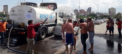 Camiones de la Essap aplacaron el intenso calor con chorros de agua para los hinchas del Colón de Santa Fe, en la Costanera.