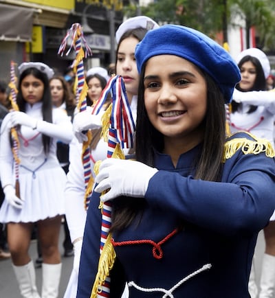 Las jóvenes chiroleras dieron otro rostro a la mañana gris del sábado. Marcharon con mucha elegancia.