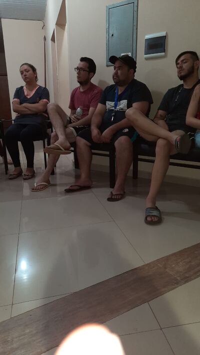 Pedro Gustavo Gómez (remera roja y botella de agua en la mano), en la comisaría primera, donde se negó someterte a la prueba de alcotest.