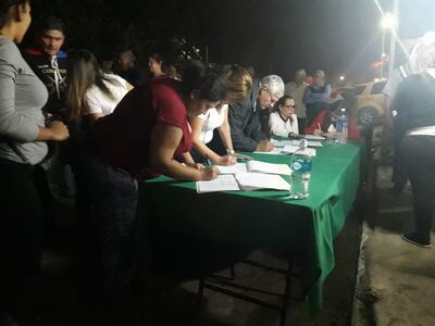 Varios pobladores firmaron las notas de respaldo al uniformado y de sanción contra el fiscal.
