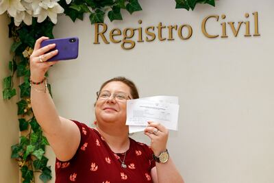 La activista ecuatoriana Pamela Troya se toma una selfie después de conseguir una cita para casarse con su compañera Gabriela Correa en la oficina de registro en Quito.