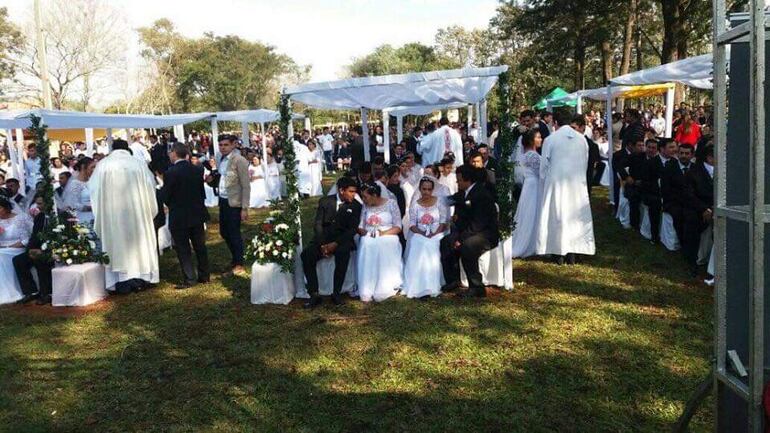 Se casan 110 parejas en boda comunitaria en San Jaoquín