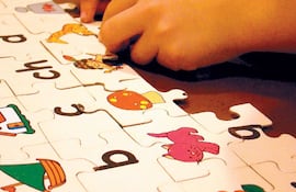el-rompecabezas-simboliza-la-complejidad-y-el-misterio-que-genera-el-autismo-cada-pieza-representa-a-la-familia-las-amistades-los-profesores-y-much-201017000000-1313655.jpg
