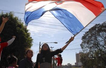 en-el-mes-de-la-independencia-la-fundacion-paraguay-pro-mueve-el-uso-de-escarapelas-banderas-y-pines-tricolores--192921000000-1323560.jpg