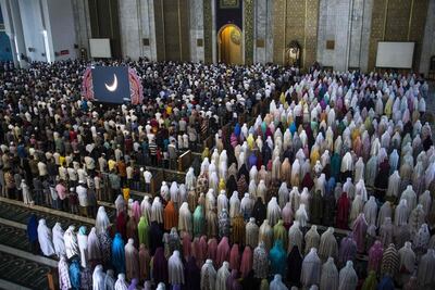Personas oran durante el eclipse solar en la ciudad de Surabaya.
