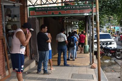 Muchas personas abandonaron sus casas para hacer gestiones hoy.