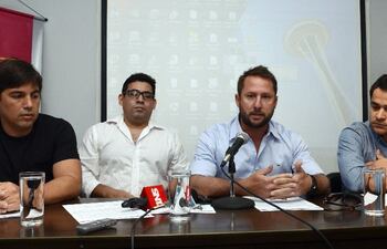 enrique-biedermann-rodolfo-gomez-camilo-guanes-y-jose-lledo-hablaron-del-talento-paraguayo-que-sobresale-en-el-exterior--212228000000-1080500.jpg