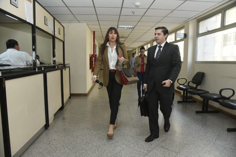 La senadora Celeste Amarilla (PLRA), con su abogado Guillermo Duarte Cacavelos, en el Palacio de Justicia.
