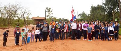 Los alumnos con el apoyo de los padres y docentes cerraron ayer el camino que conecta con la Ruta XI “Juana María de Lara”.