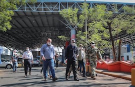 El presidente de la república, Mario Abdo Benítez estuvo hoy en la zona del puente de la Amistad para acompañar los refuerzos de control militar.