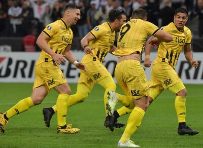 Era para festejarlo de esa manera Fernando Fernández después del golazo de tiro libre. Todos quieren abrazar a FerFer, y era merecido. Guaraní elimina a Corinthians.