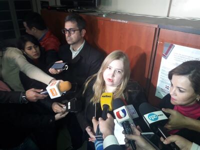 Liliana Alcaraz y Marcelo Pecci conversando con los medios de prensa.