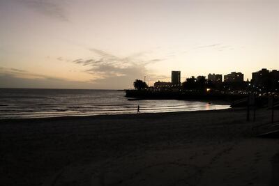 Un grupo de personas transita por la Rambla de Montevideo.
