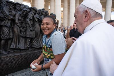 El papa Francisco saluda a una migrante, en la Plaza de San Pedro. El pontífice  promueve el papel de la mujer dentro de la Iglesia sin por ello abrir la puerta al  sacerdocio.