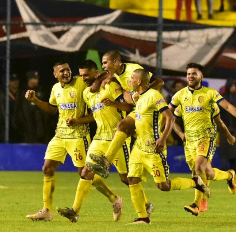 Salcedo festejando uno de sus tantos goles para el "escobero" junto a sus compañeros.