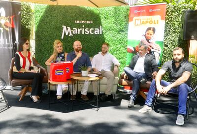 Viviana Ruggero, Nannina Galluppi, Juan Grassi, José Mendelzon, Ariel Otazú y Marcelo Albospino en la reunión de prensa que se realizó ayer en la plaza Moisés Bertoni del Shopping Mariscal.