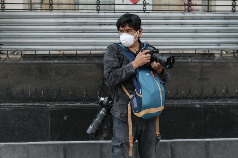 Un fotógrafo con mascarilla en Ciudad de México.