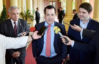 De izq. a der.: Luis Villasanti, presidente de la ARP; Rodolfo Friedmann, ministro de Agricultura y Ganadería, y José Carlos Martin Camperchioli, titular del Senacsa. Fue ayer en Palacio de López.