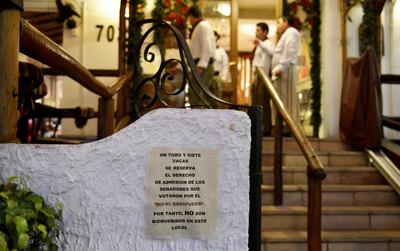 Imagen del  primer cartel de repudio a los 22 senadores que votaron contra el desafuero del entonces senador  Víctor Bogado (ANR, cartista) en 2013. Fue el restaurante Un Toro y Siete Vacas.