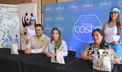 Oscar Rodas, Tannia Ruiz y Vivian Caje durante la presentación de la campaña de reforestación de agua De la Costa.