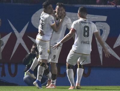 El “Queso” Fernández, uno de los artilleros del torneo, en la celebración del  gol frente a Cerro, con  Aquino y   Morel.