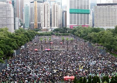 Una multitud, con paraguas bajo la tormenta, se congregó en una nueva marcha contra el gobierno en Hong Kong, funcional a la dictadura comunista de China Continental, manteniendo su lucha prodemocracia desde hace diez semanas.