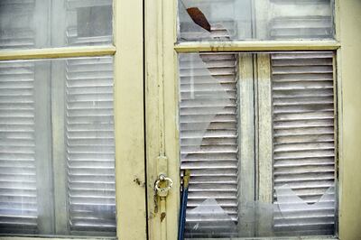 Viejas ventanas con vidrios rotos, llenas de polvo y a punto de caer forman parte del local al que fueron trasladados.