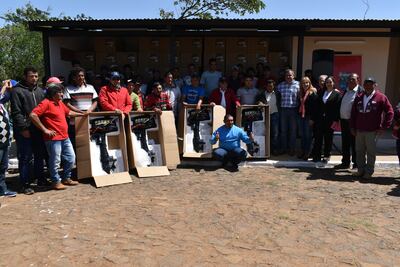Entrega de motor a pescadores de Ayolas.
