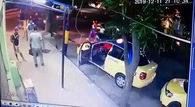 Momento en que los dos jóvenes conversan con el taxista, al que posteriormente asesinarían.