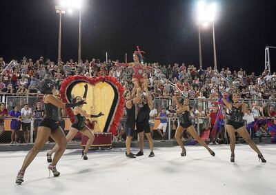 Coloridos trajes, brillos y plumas ya se pudieron observar en el ensayo general de los corsos encarnacenos, que se realizó en la noche del jueves en el Centro Cívico de Encarnación.