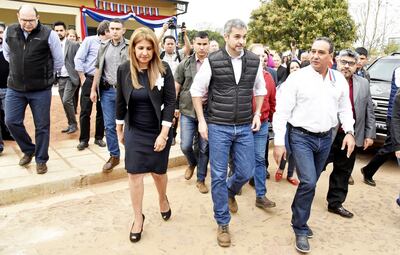 El presidente Mario Abdo Benítez estuvo ayer acompañado de cerca y en todo momento por el gobernador de Central, Hugo J. González (ANR-cartista), en la inauguración de viviendas en Itá.
