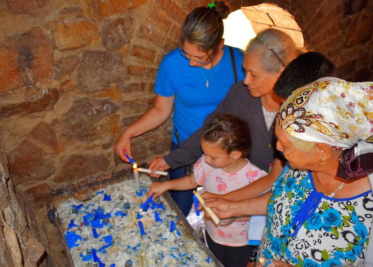 Los devotos dejan una vela y piden bendición a la protectora del Guairá.