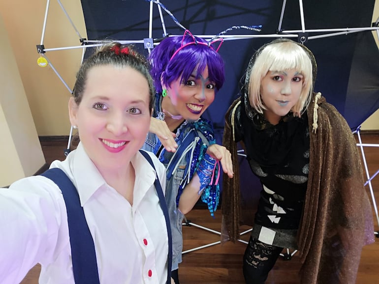 Lala (Mariel Von Nowak), SuperSaya (Carmen Del Sol) y Cybermoon (Aura Britez) son las protagonistas de la obra teatral.
