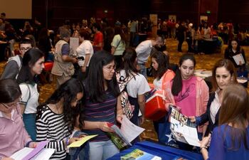 centenares-de-jovenes-paraguayos-se-mostraron-interesados-en-estudiar-en-universidades-estadounidenses--194907000000-1503403.jpg