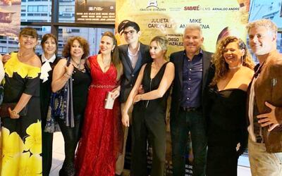 El director Arnaldo André (tercero de la derecha), junto a los actores de “Lectura según Justino”, durante el estreno celebrado en Buenos Aires.