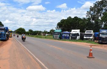 en-horas-de-la-tarde-de-ayer-solo-unos-pocos-camiones-quedaban-estacionados-en-el-km-187-de-la-ruta-7-dr-gaspar-rodriguez-de-francia-luego-de-susc-220634000000-1794265.jpg