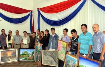 jovenes-muestran-sus-obras-durante-la-premiacion-del-concurso-pintando-a-martin-de-barua--192215000000-502381.jpg